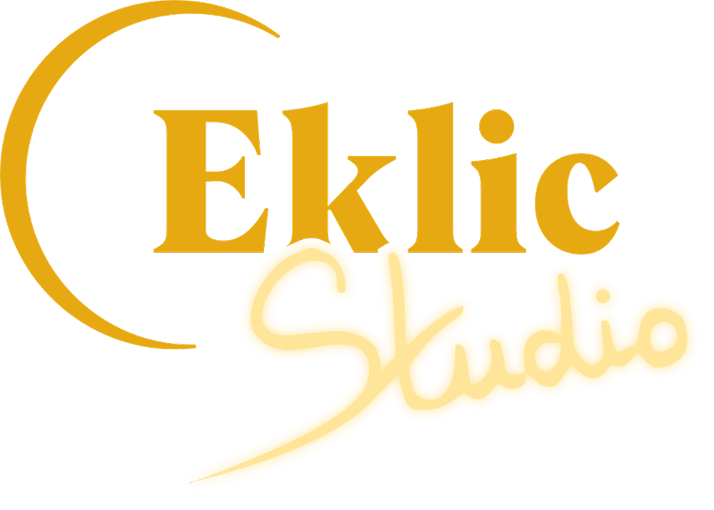 Logo d'Eklic Studio, le vidéaste de mariage basé en bretagne. Le logo représente un croissant de lune jaune entourant le mot Eklic, le mot Studio est écrit à la main et de couleur jaune avec un effet néon