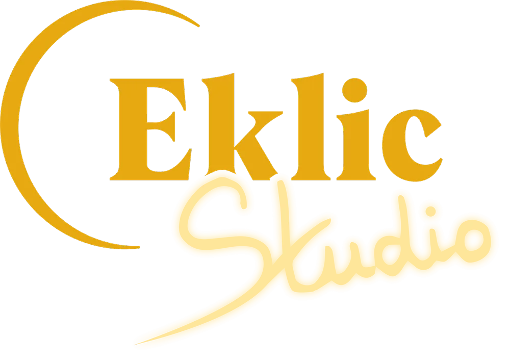 Logo d'Eklic Studio, le vidéaste de mariage basé en bretagne. Le logo représente un croissant de lune jaune entourant le mot Eklic, le mot Studio est écrit à la main et de couleur jaune avec un effet néon
